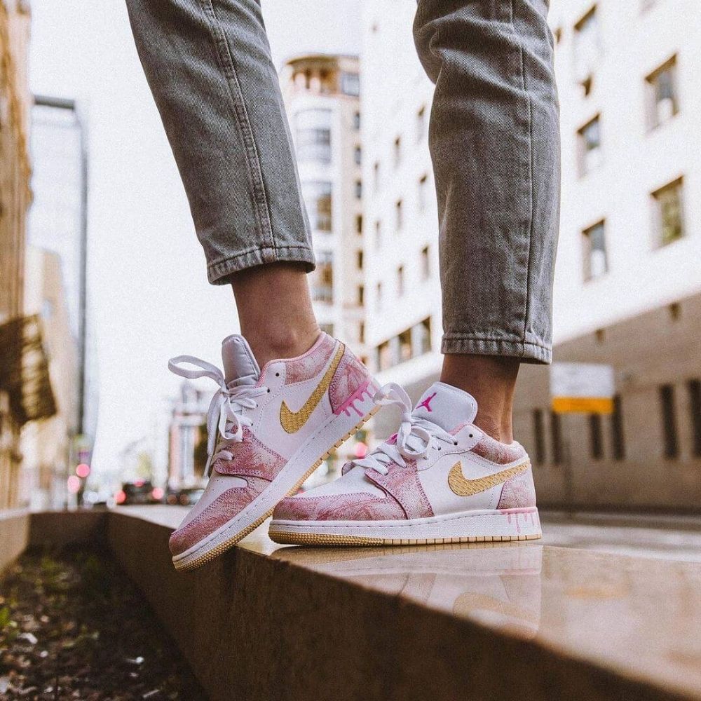 Air Jordan 1 Low Strawberry Ice Cream White Hyper Pink