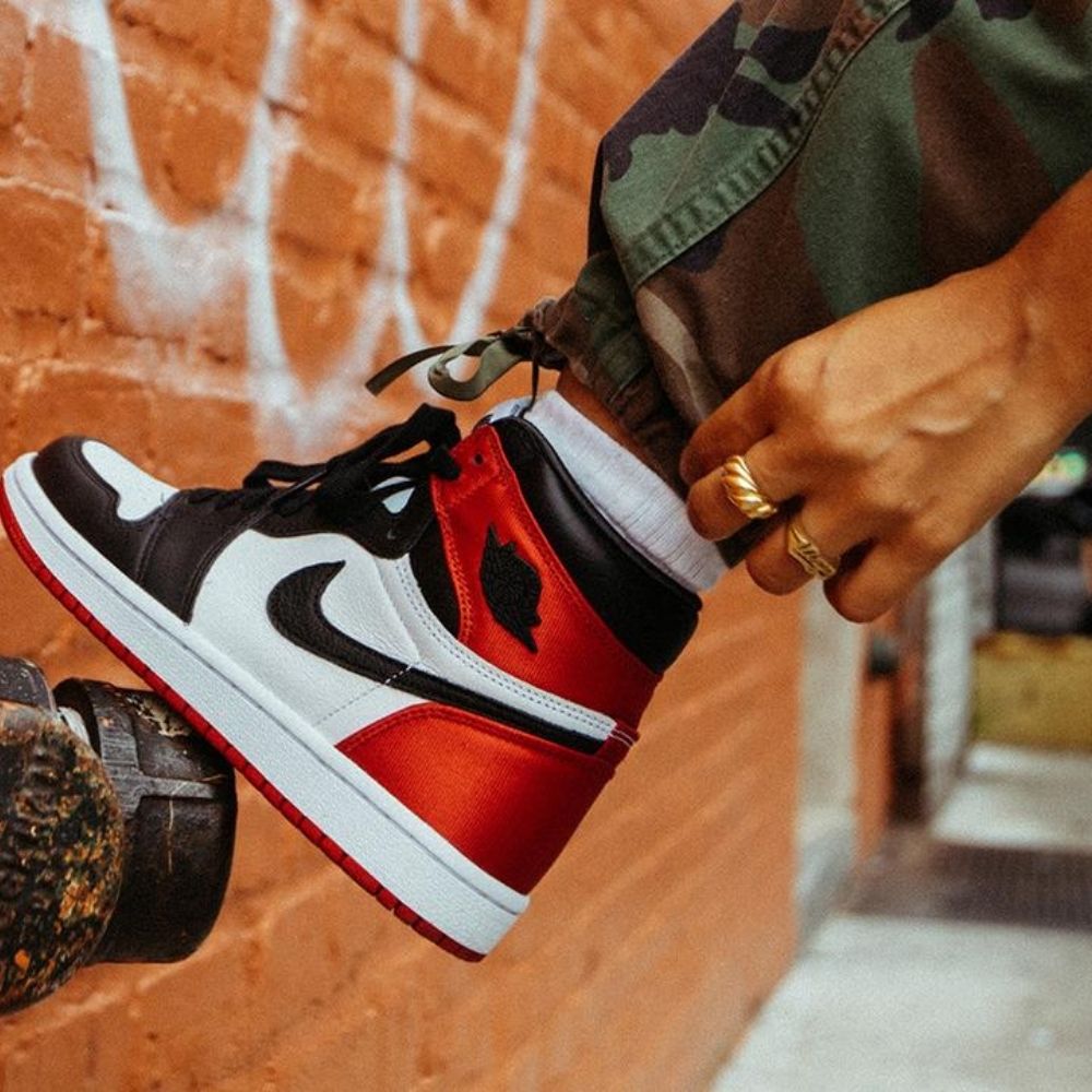 Air Jordan 1 Retro High Satin Black Toe Red