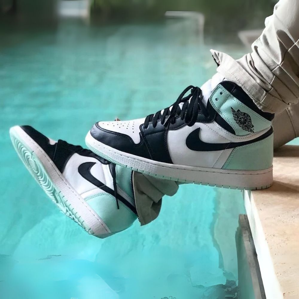 Air Jordan 1 Retro High OG Igloo Black
