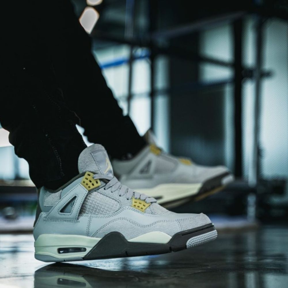 Air Jordan 4 Retro SE Craft Photon Dust