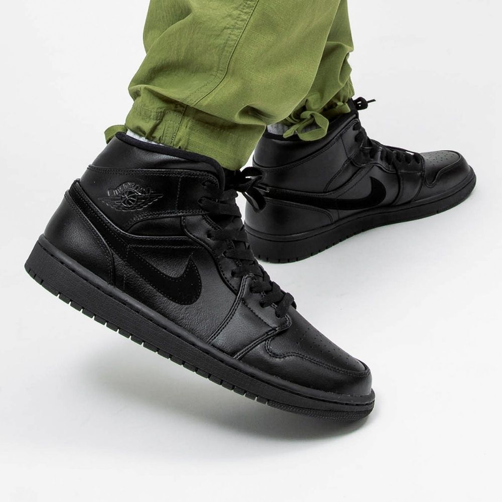Air Jordan 1 Mid Triple Black