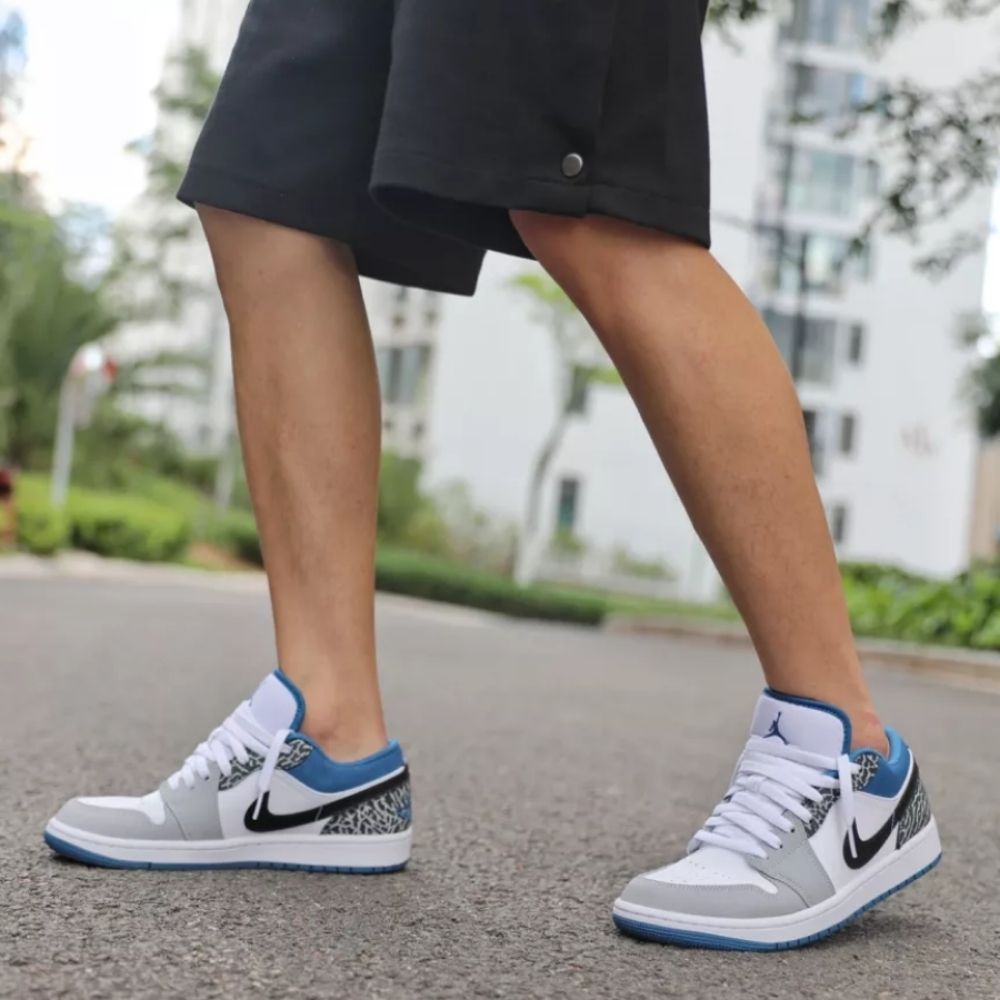 Air Jordan 1 Low SE True Blue
