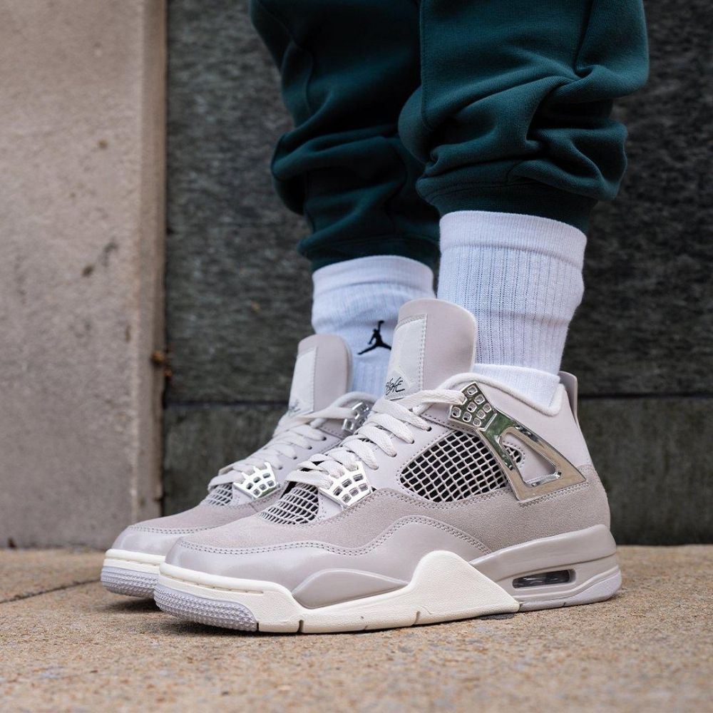 Air Jordan 4 Retro Frozen Moments