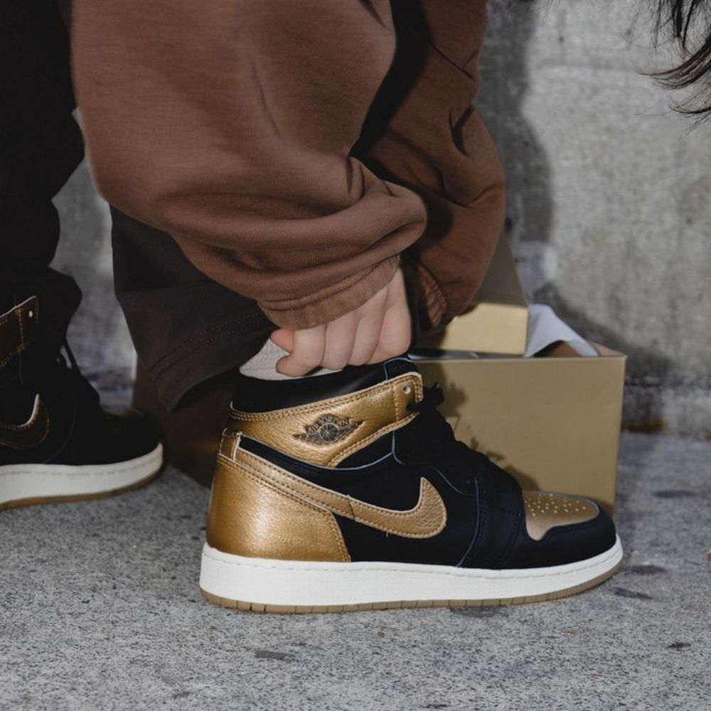 Air Jordan 1 Retro High OG Metallic Gold Black