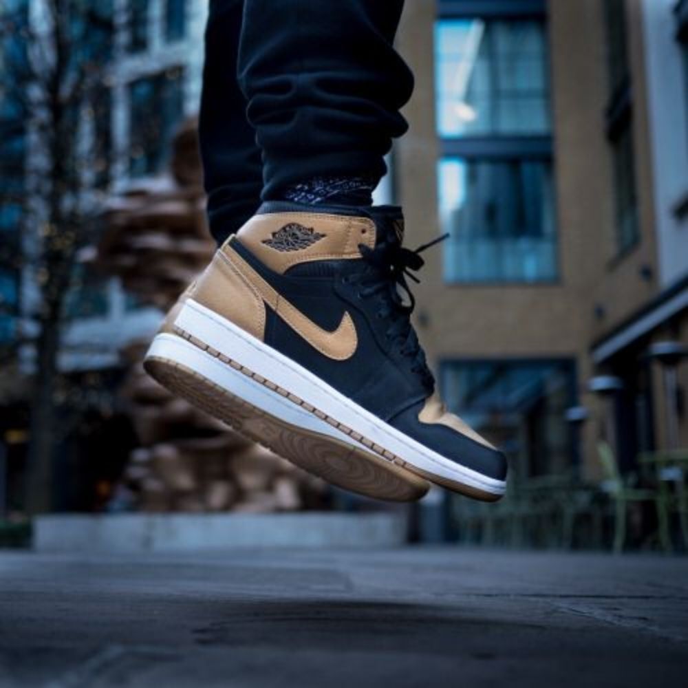 Air Jordan 1 Retro High OG Metallic Gold Black