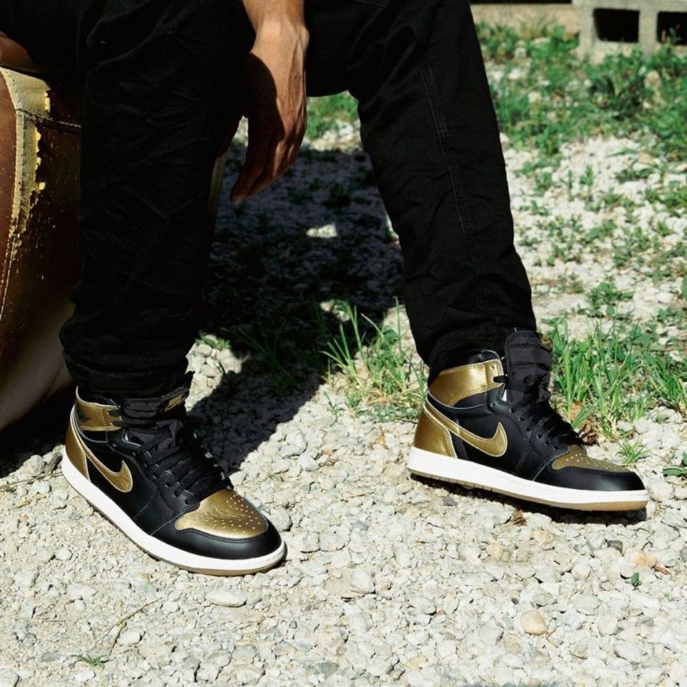 Air Jordan 1 Retro High OG Metallic Gold Black