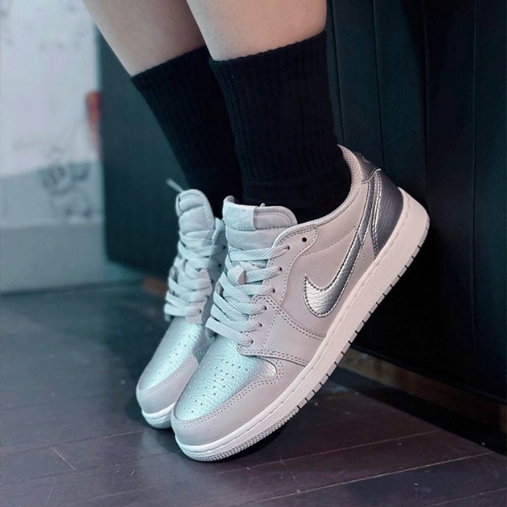 Air Jordan 1 Retro Low OG Metallic Silver