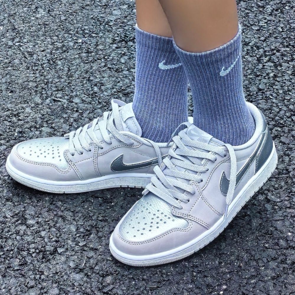 Air Jordan 1 Retro Low OG Metallic Silver